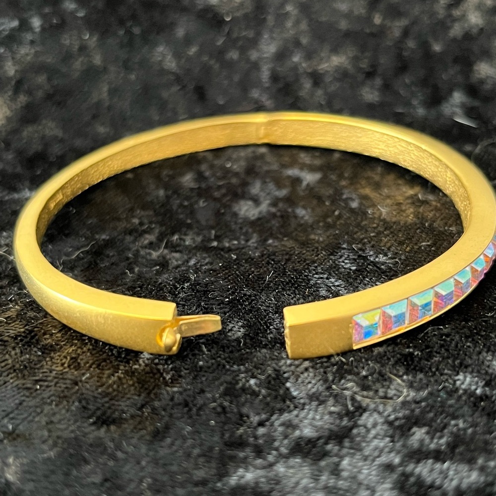 Matching Gold Bangle with Earrings - Picture 5 of 6